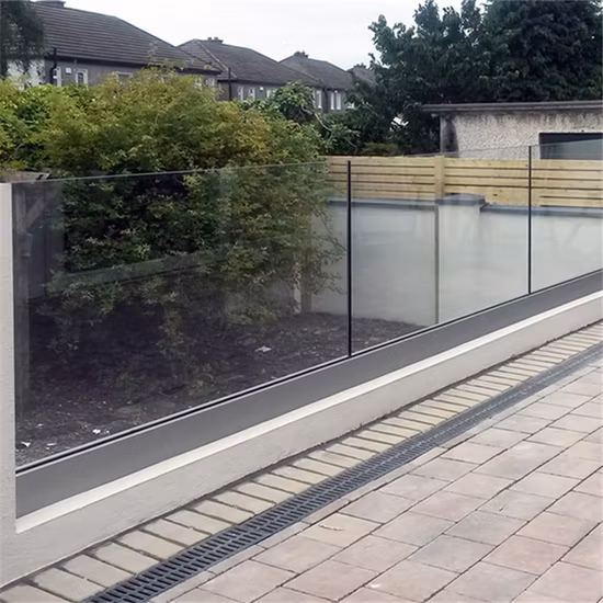Balaustrada de vidro de alumínio de luz LED externa Corrimão de vidro canal U para decks varanda
