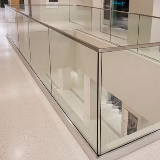 Deck ao ar livre Guarda-corpo de vidro LED sem moldura Corrimão de canal em U de alumínio