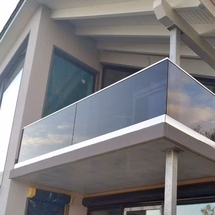 Sistema de trilhos de vidro sem moldura com canal U de alumínio anodizado